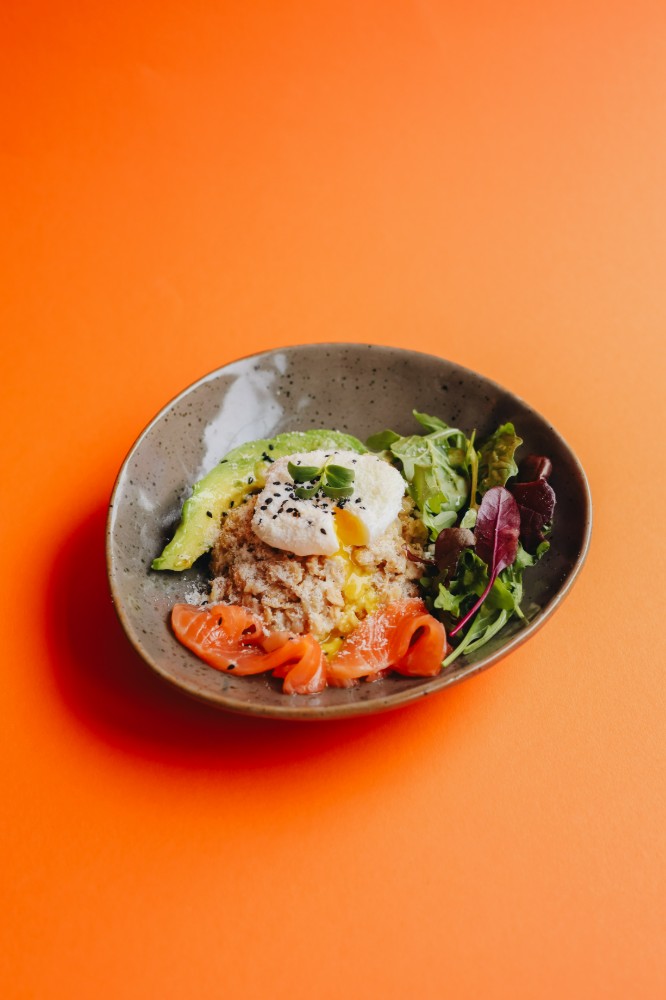 Вівсянка з лососем і яйцем пашот