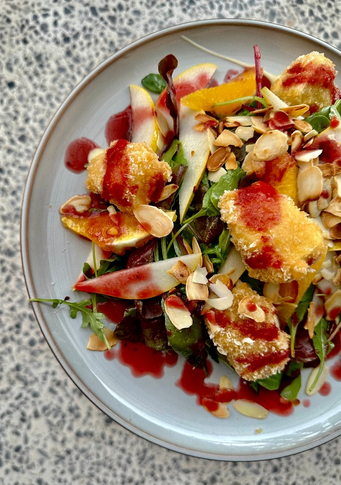 Салат з  сиром Камамбер