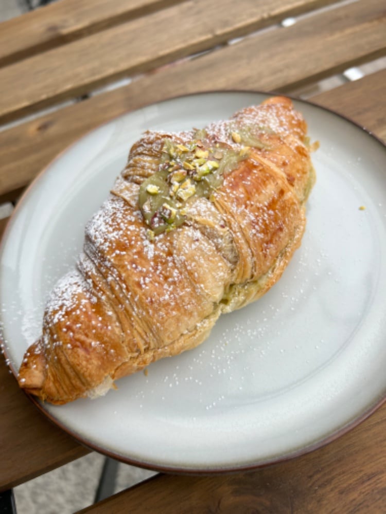 Круасан з фісташковим кремом