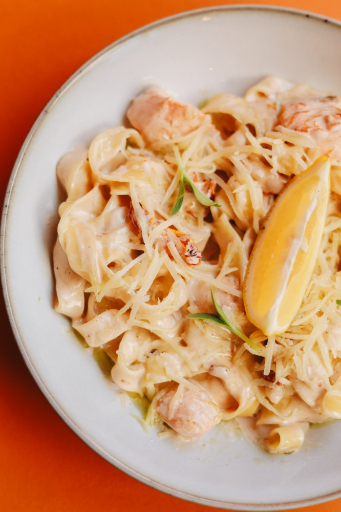 Фетучіні з лососем та в'яленими томатами