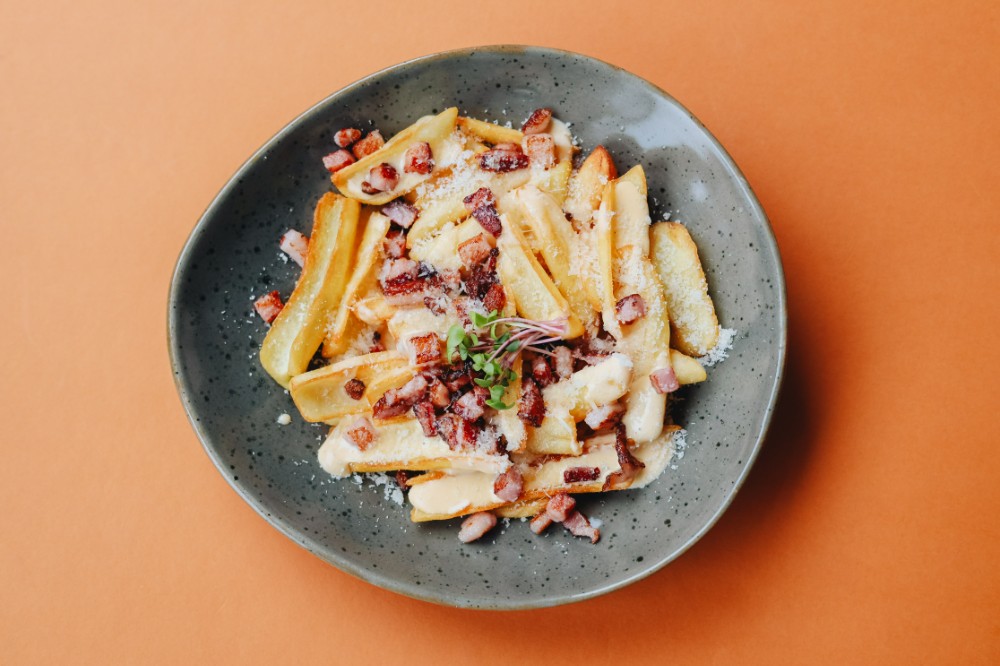 Картопляні діпи під сирним соусом з беконом