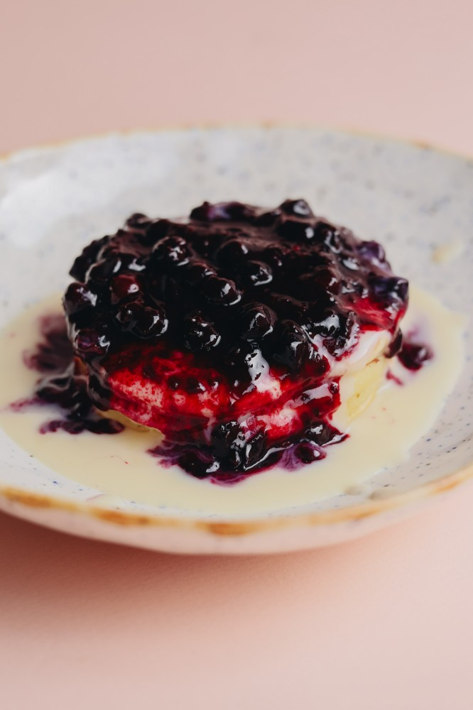 Панкейки з кокосовим соусом та смородиною 