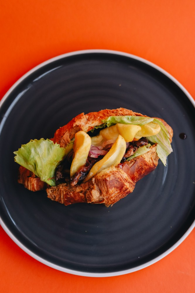 Круасан з рваною яловичиною