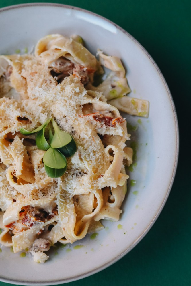 Фетучіні з куркою і беконом