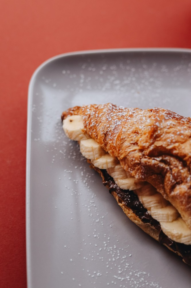 Круасан з нутеллою та бананом