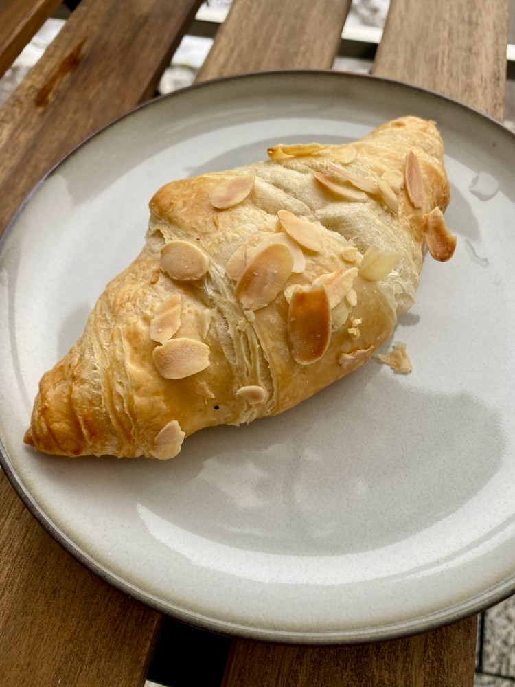Французький круасан з грушею та солоною карамеллю