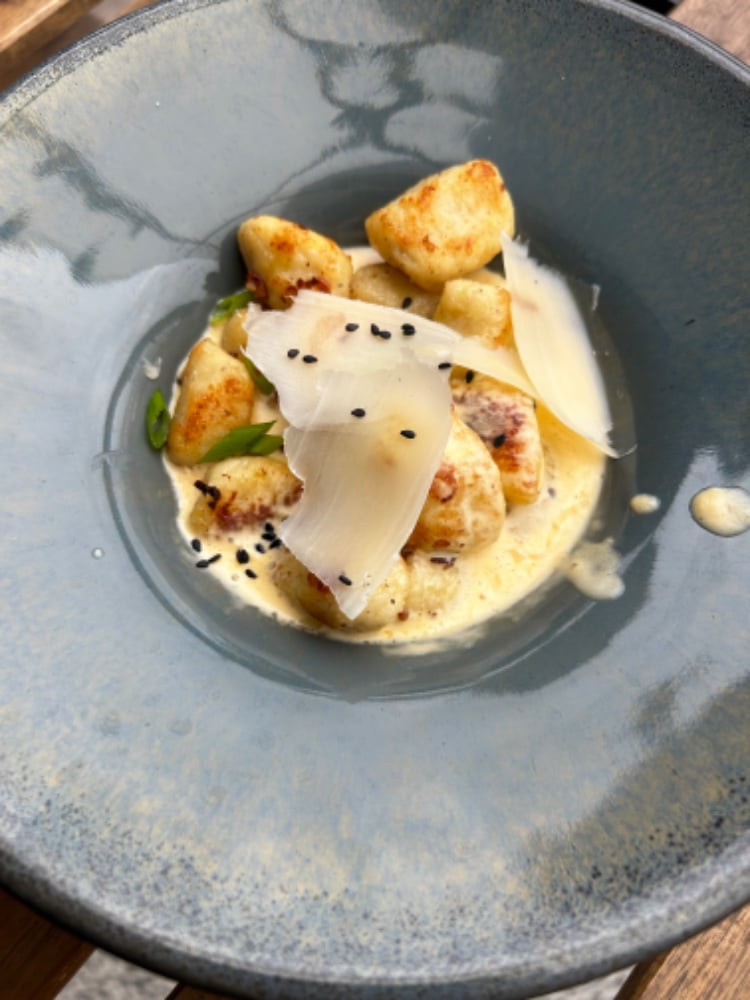 Смажені ньокі під сирним соусом