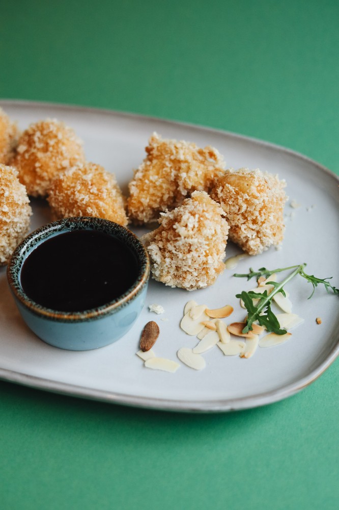 Сир Камембер з соусом з журавлини