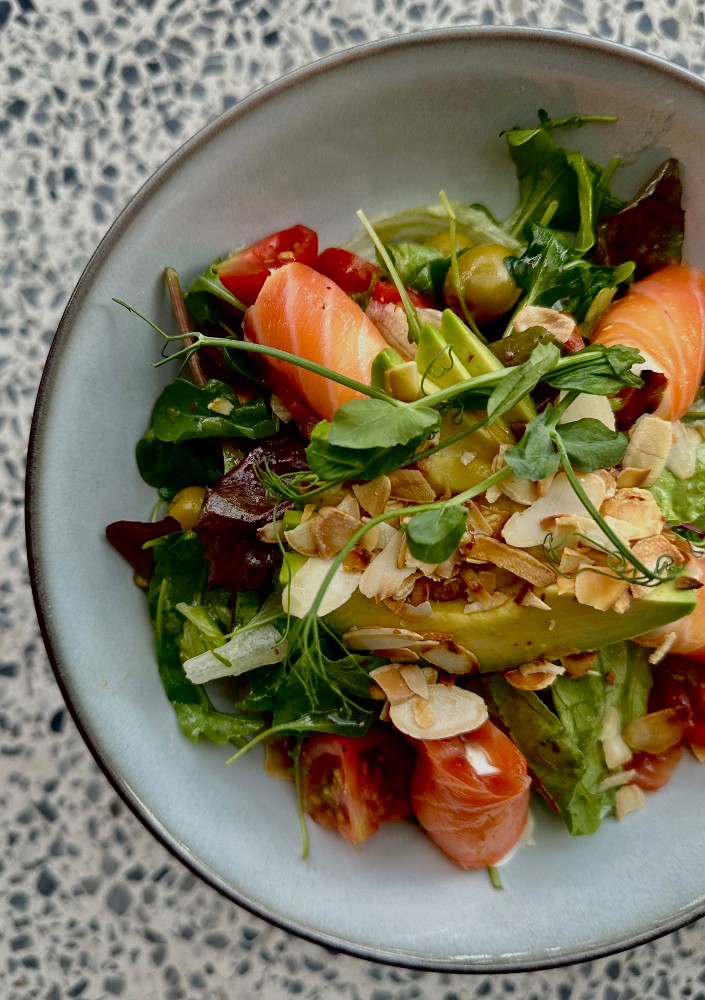 Фреш салат з лососем та авокадо пісний