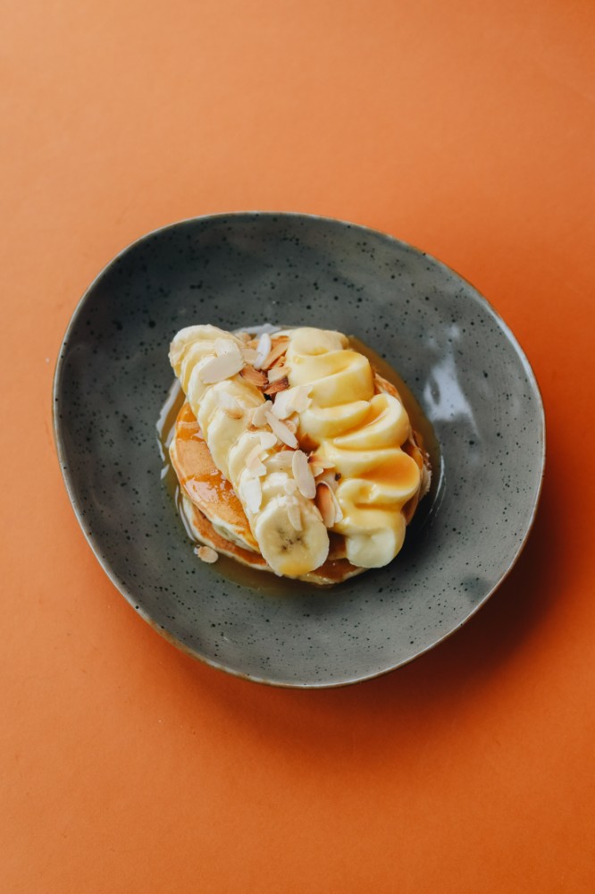 Бананові панкейки з заварним кремом та кленовим соусом