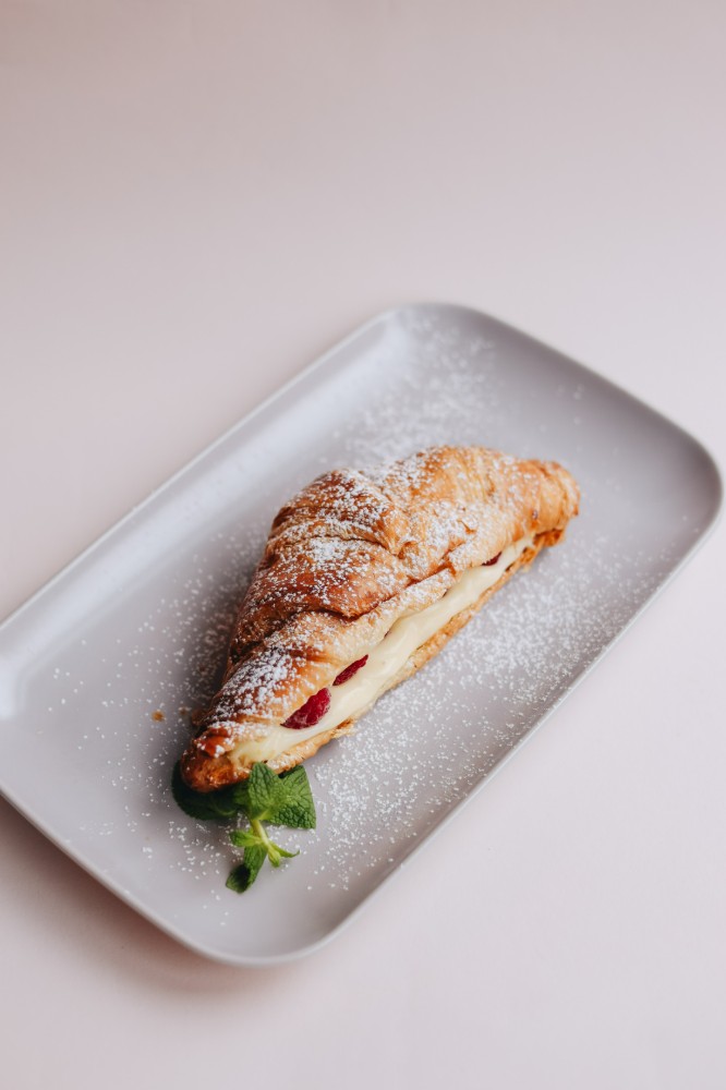 Круасан з малиною та заварним кремом