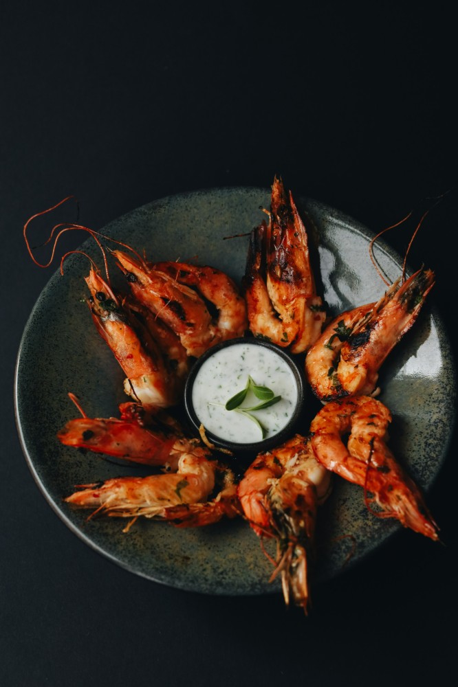 Королівські тигрові креветки з соусом дзадзикі