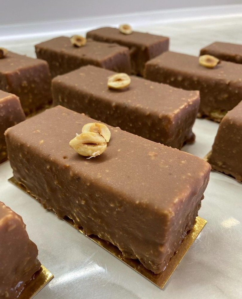 Мусові тістечка та торти в асортименті