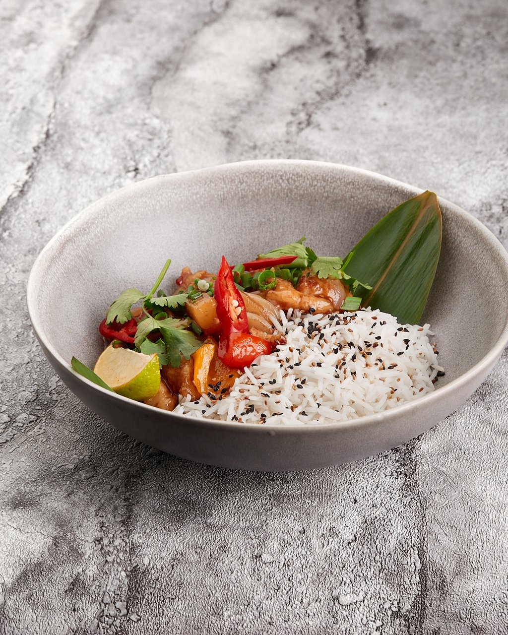 Курка в кисло-солодкому соусі з ананасом