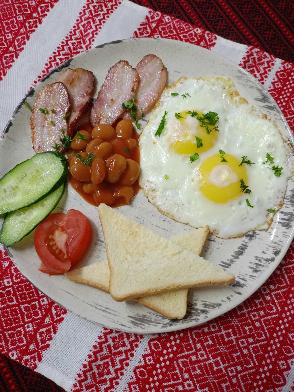 Яєчня з беконом та овочами