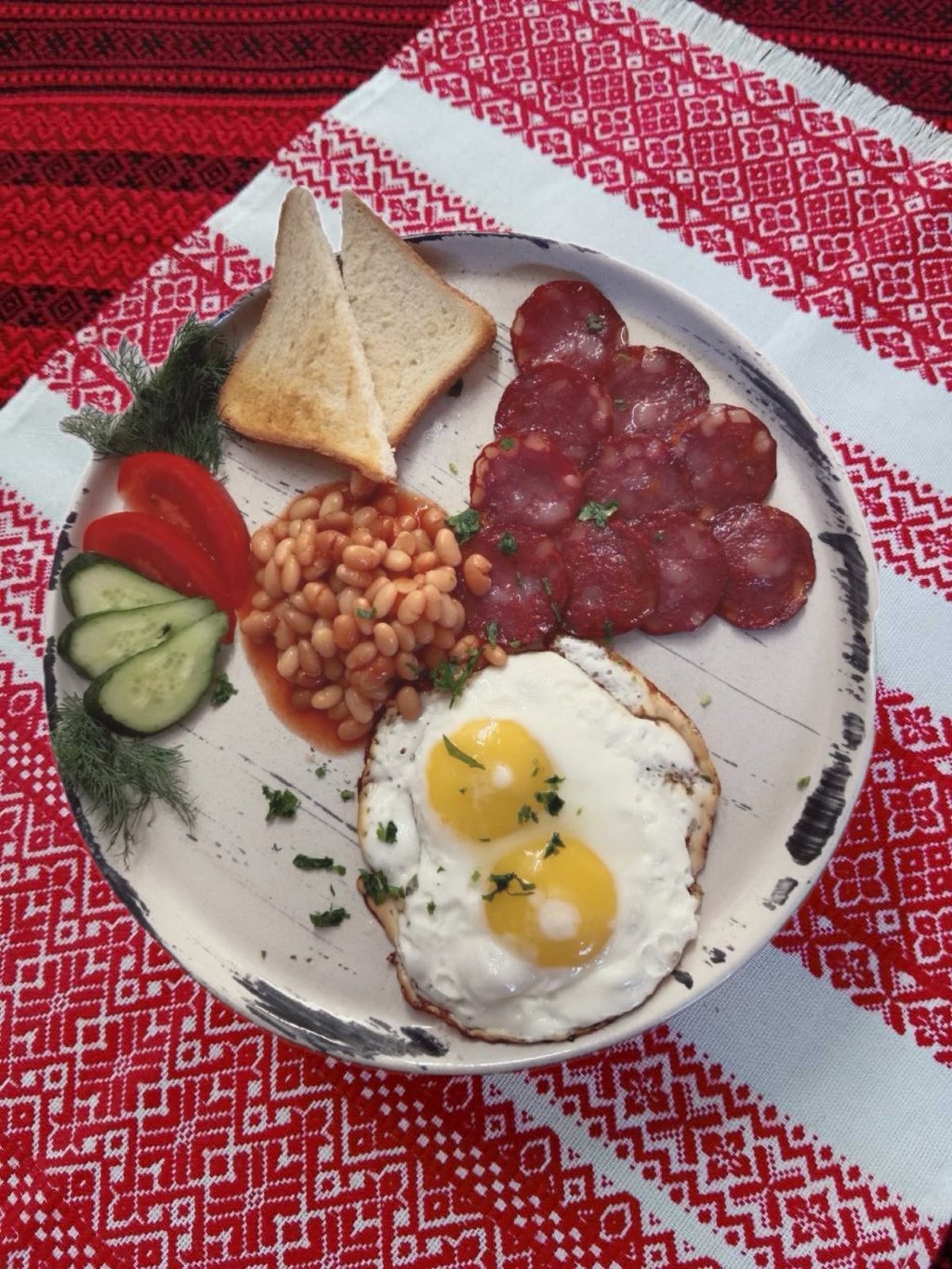 Яєчня з ковбасками та овочами