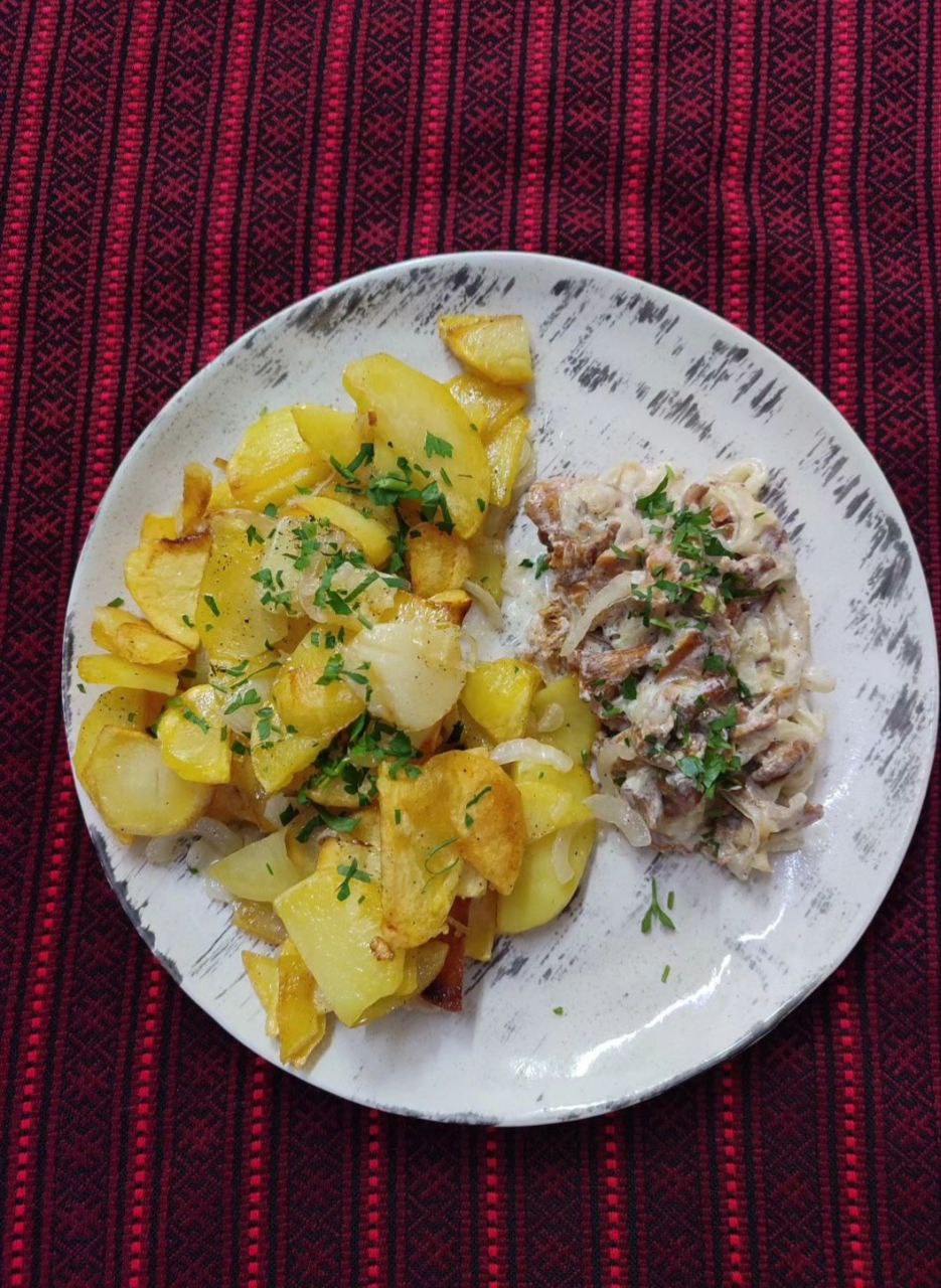 Картопля по - домашньому з грибами (лисички)