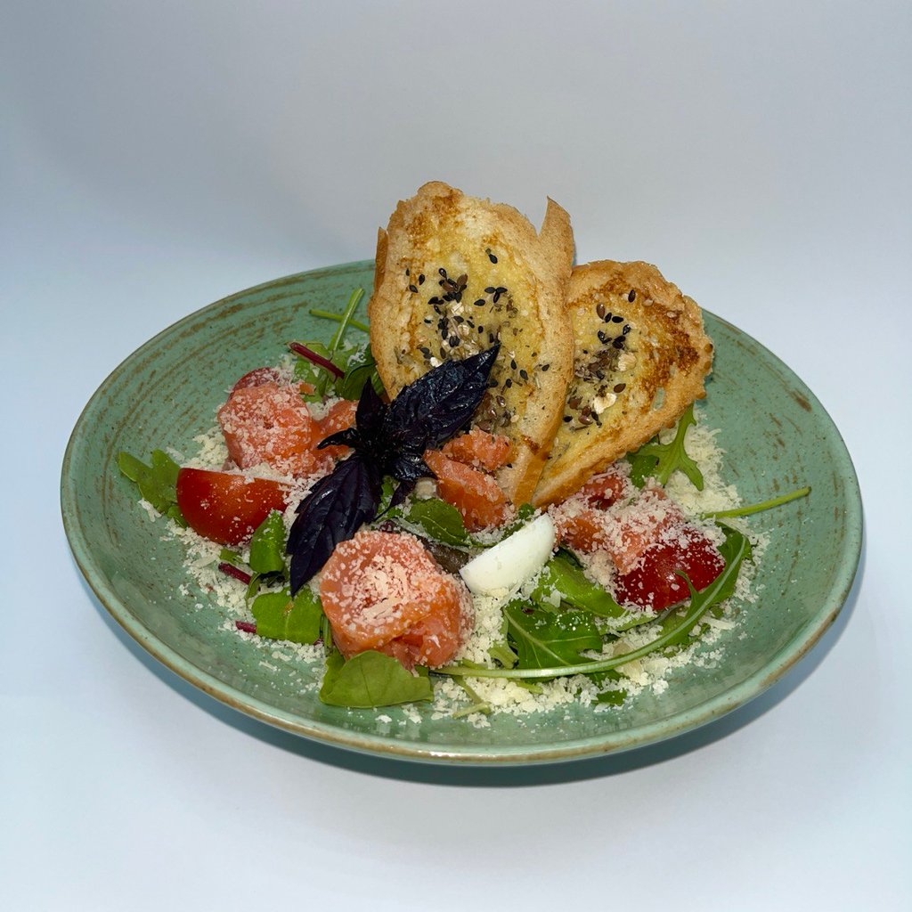Легкий салат з лососем кедровими горіхами в поєднанні сиром пармезан