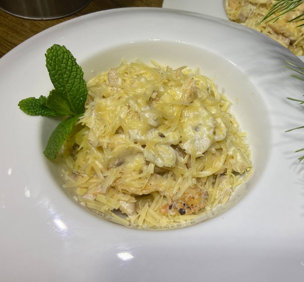 Паста з куркою та грибами