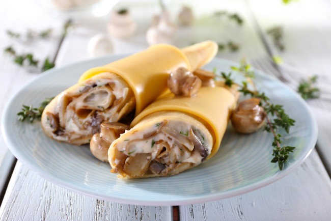 Млинці з шинкою, грибами та сиром