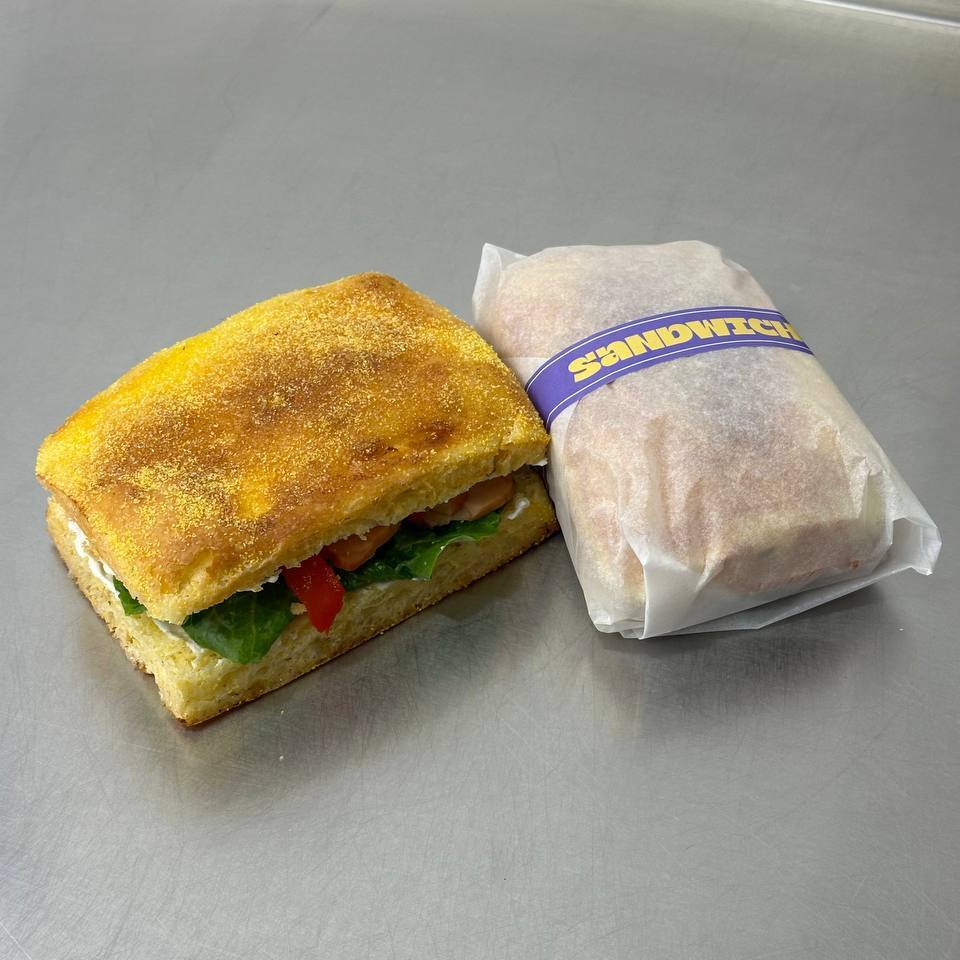 Сендвіч  з запеченим перцем та копченою куркою