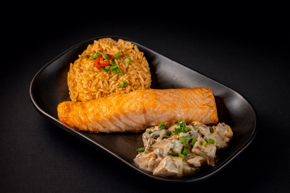 Стейк лосося та рисом в соусі том ям