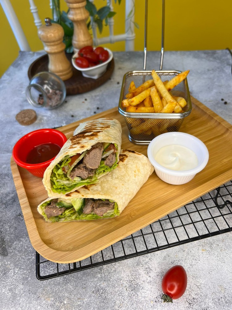 Can ətindən roll / Мясной ролл