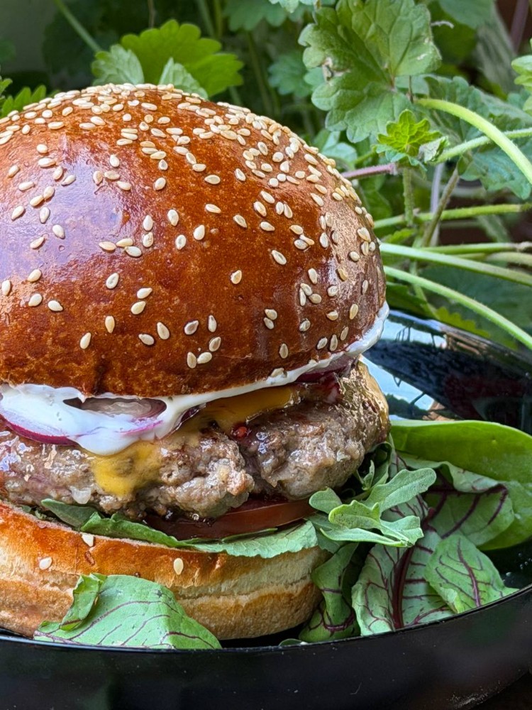 Бургер з брусничним конфітюром та сиром дор блю