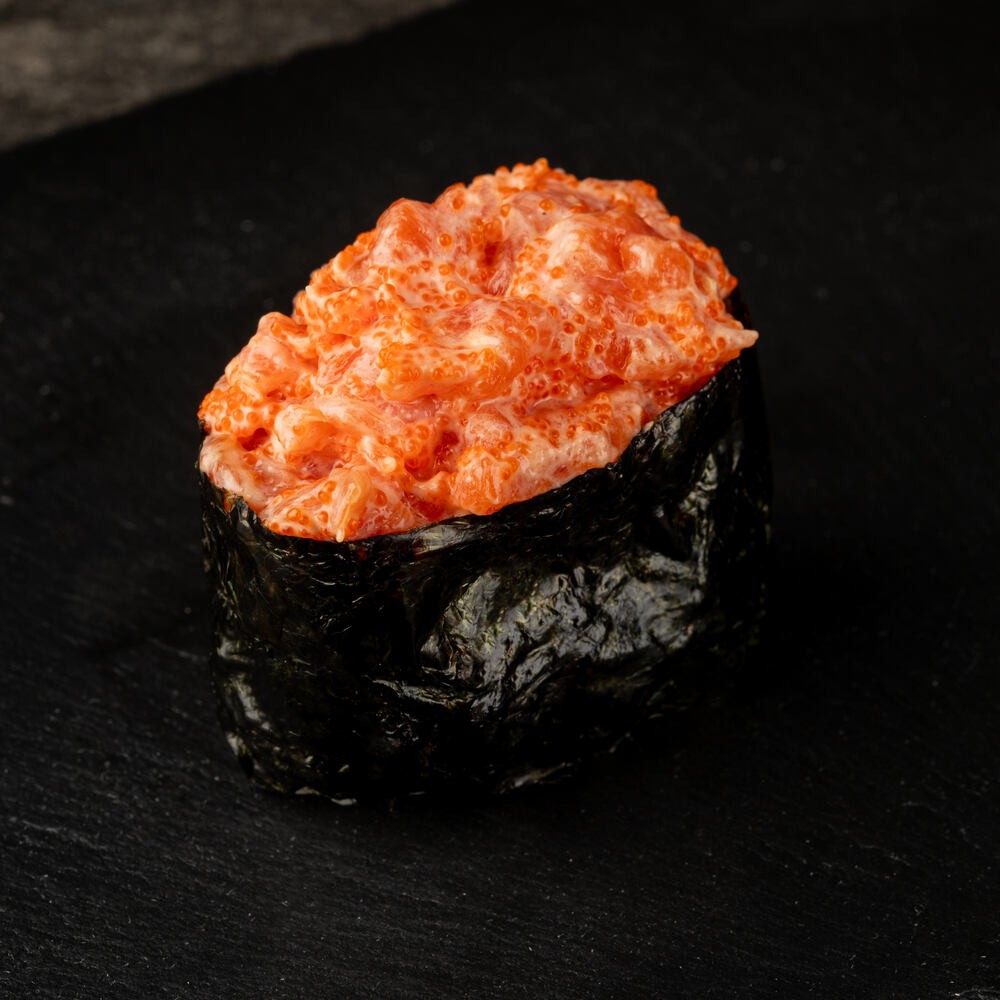 Гункан з лососем