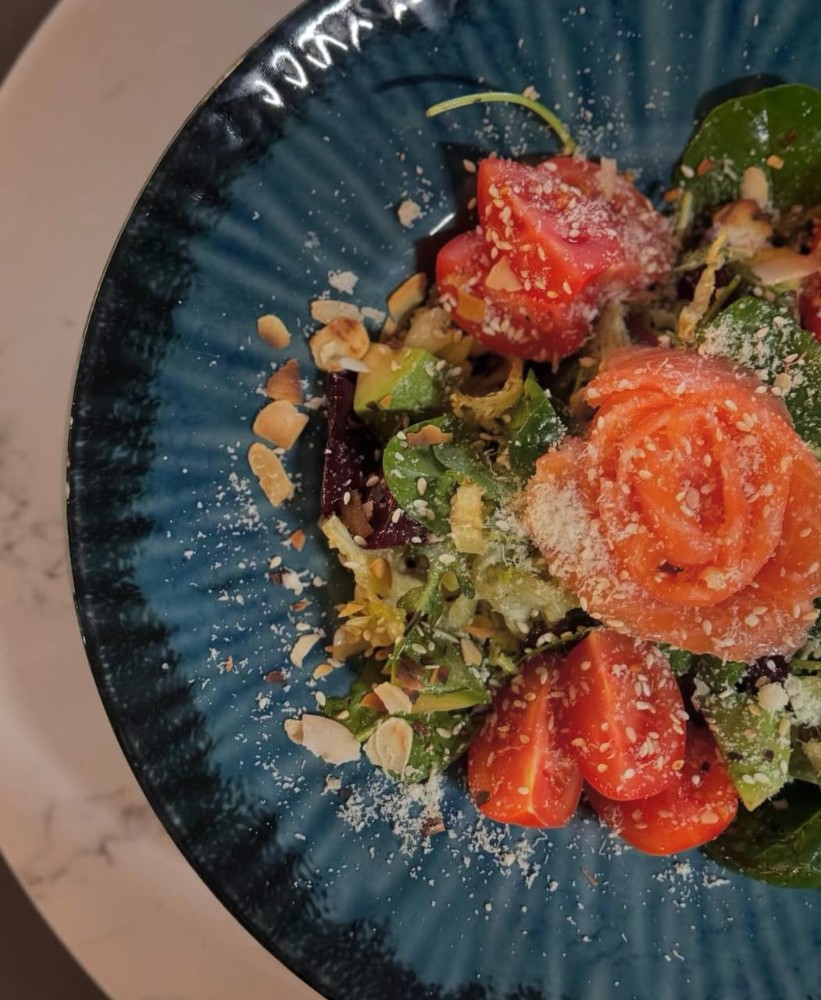 Салат з руколою та лососем