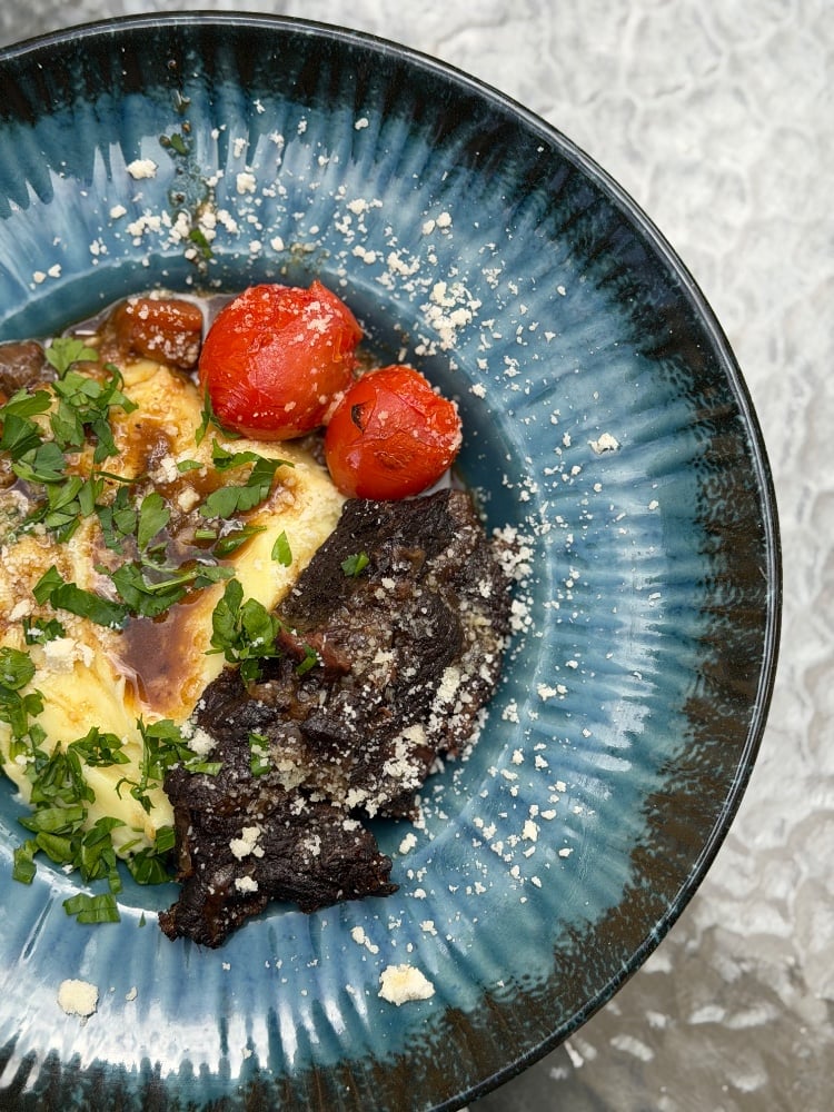 Ніжні телячі щоки з картопляним пюре та пармезаном 