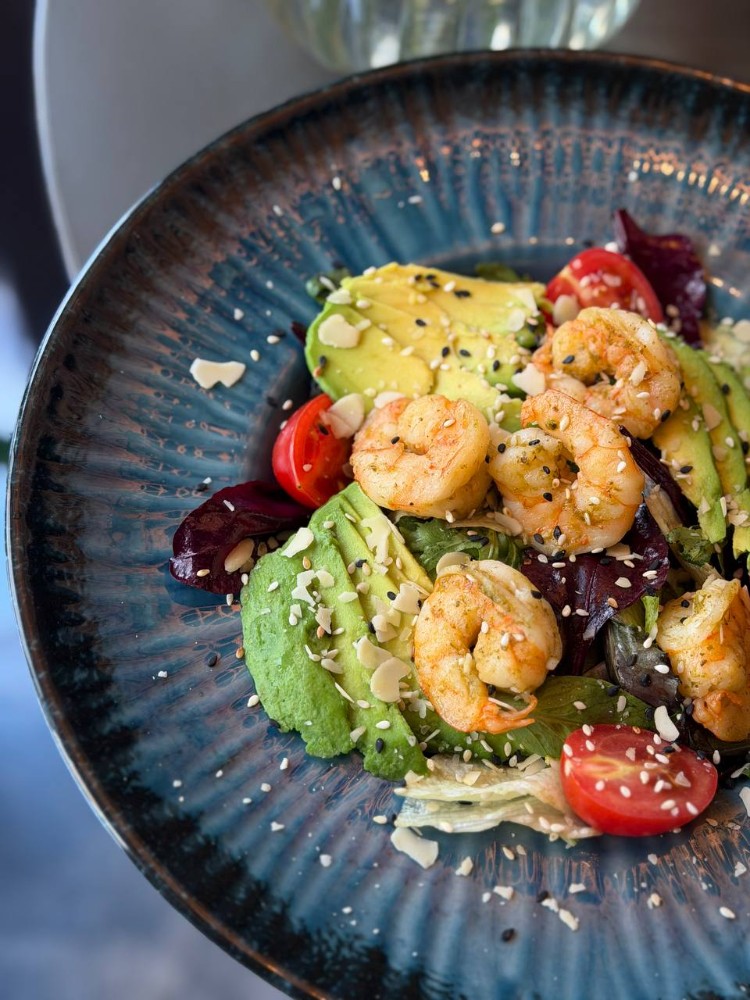 Салат з руколою та креветками