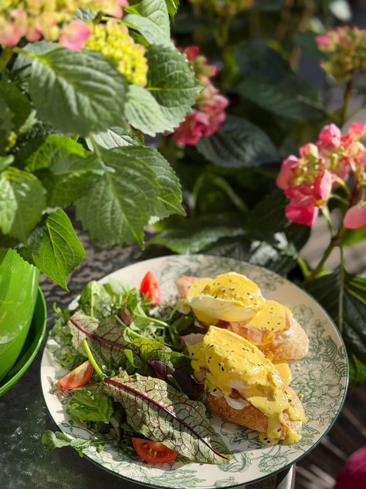 Сніданок яйця Бенедикт з беконом