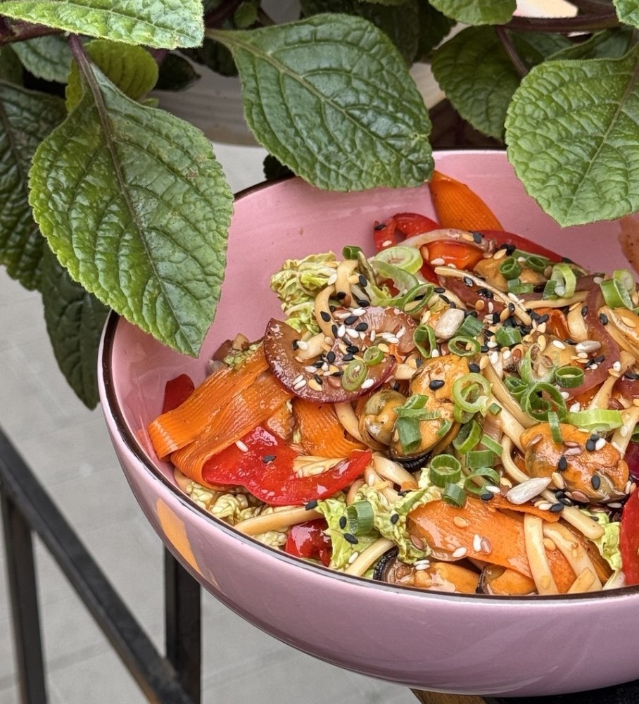 WOK з мідіями та овочами