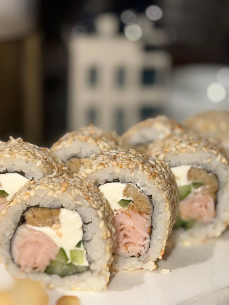 Томаго в кунжуті з копченою куркою