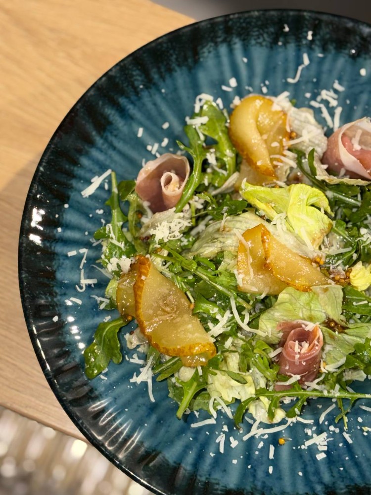 Салат з прошуто та  карамелізованою грушею