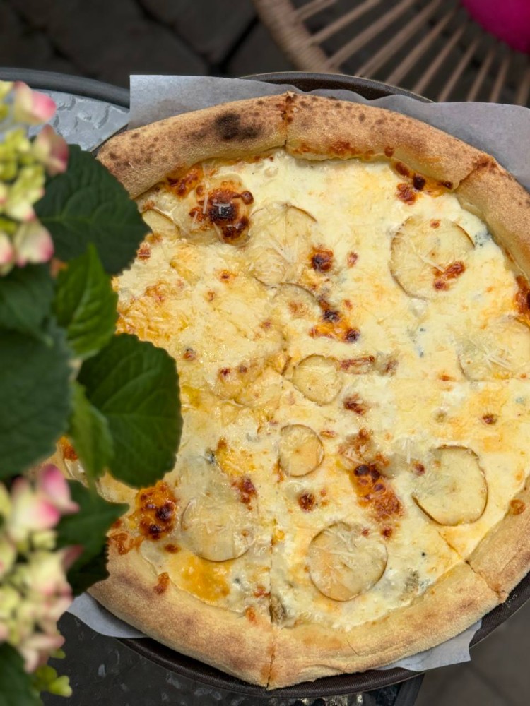 Піца Сирна з грушею 40 см.