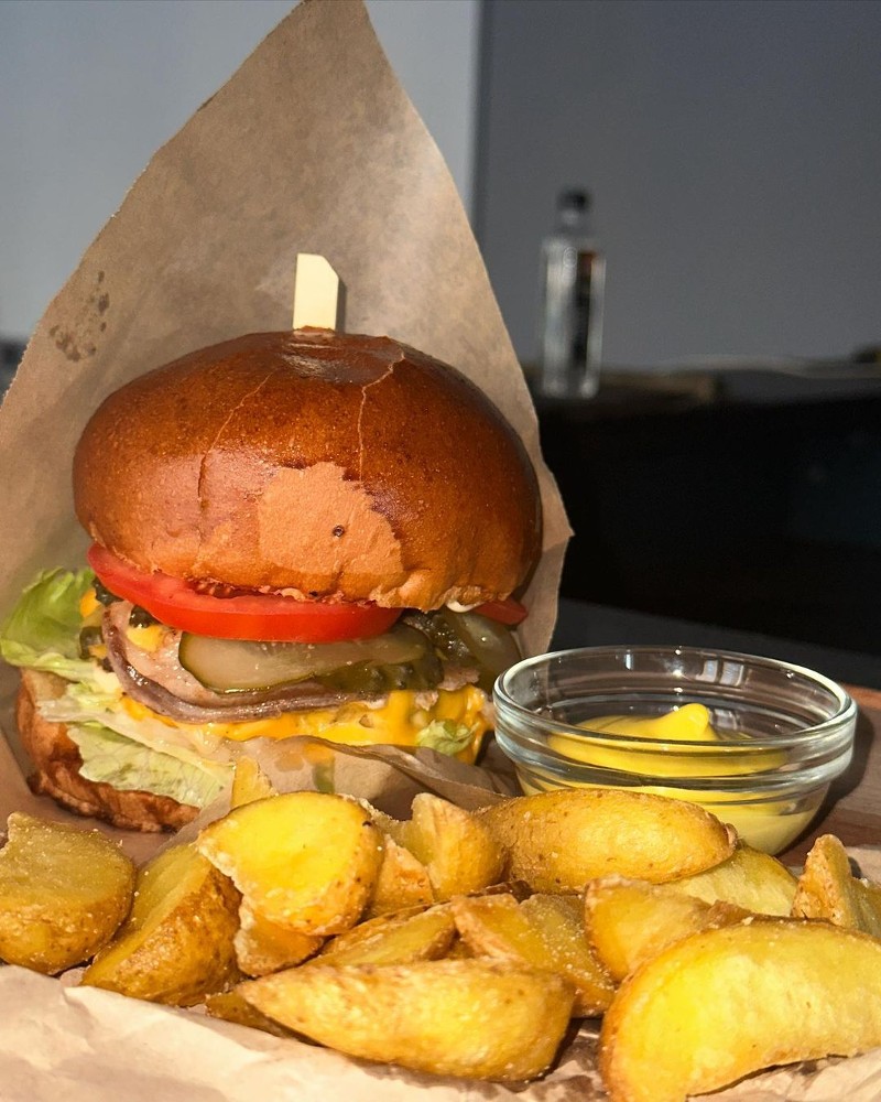 Extra Cheeseburger (Картопля фрі, соус, кола)