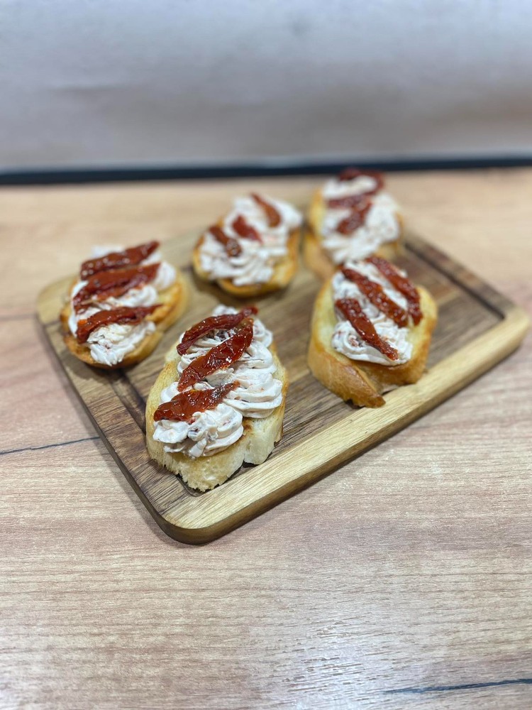 Брускетта з фетою та в'яленими томатами