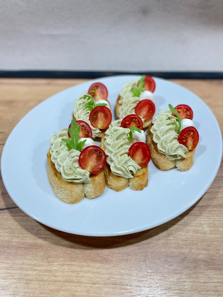 Брускетта з песто та томатами
