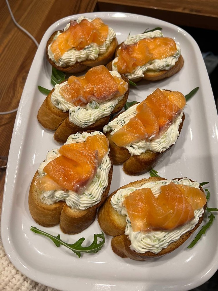 Брускета з сьомгою та крем сиром