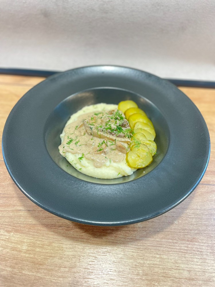 Бефстроганов з картопляним пюре