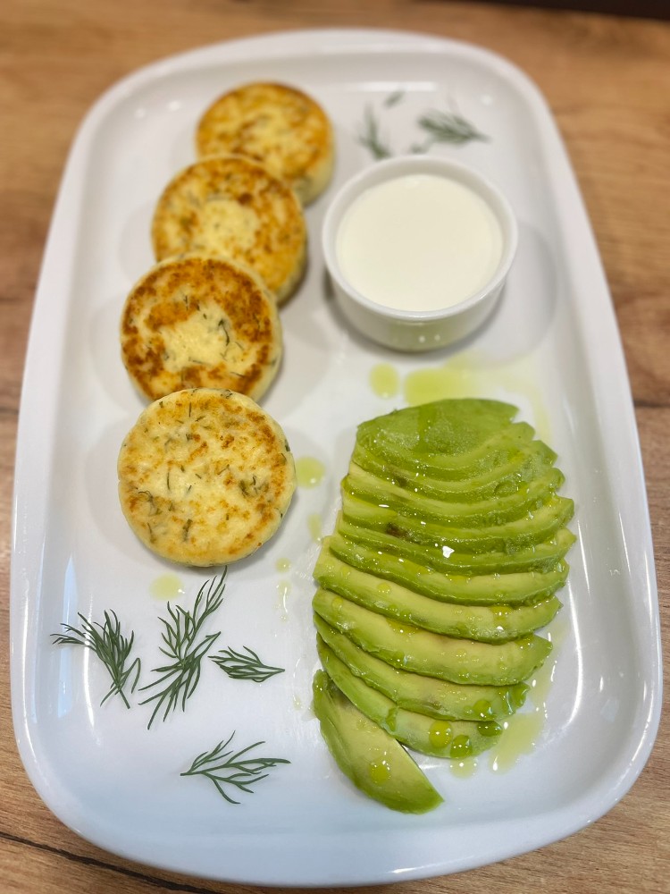 Сирники з зеленню та авокадо