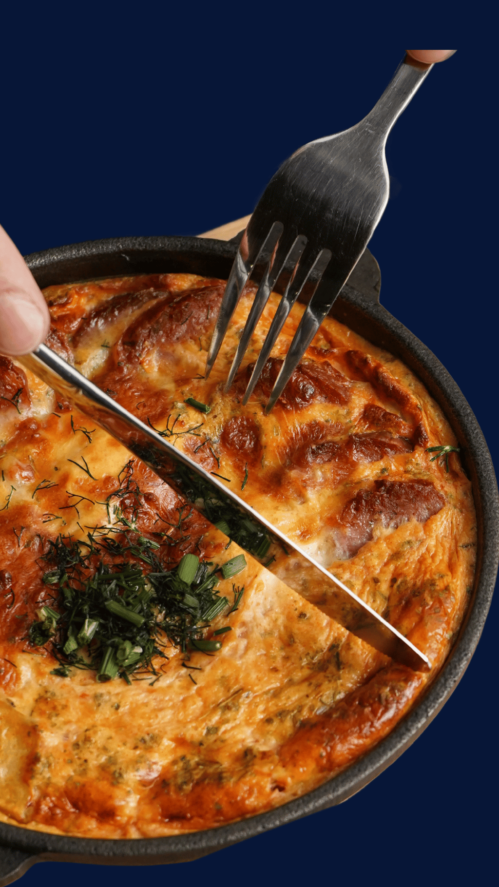 Сковорідка з картоплею та домашніми ковбасками