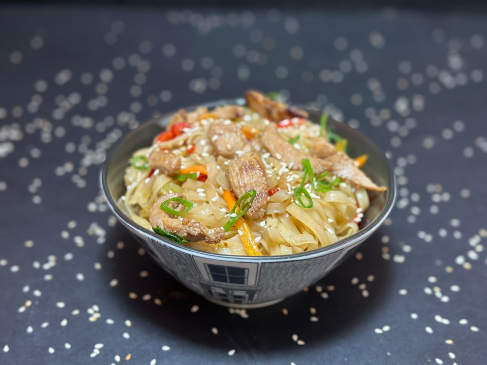 ბრინჯის ჩხირი ქათამი / Rice stick Noodles Chicken