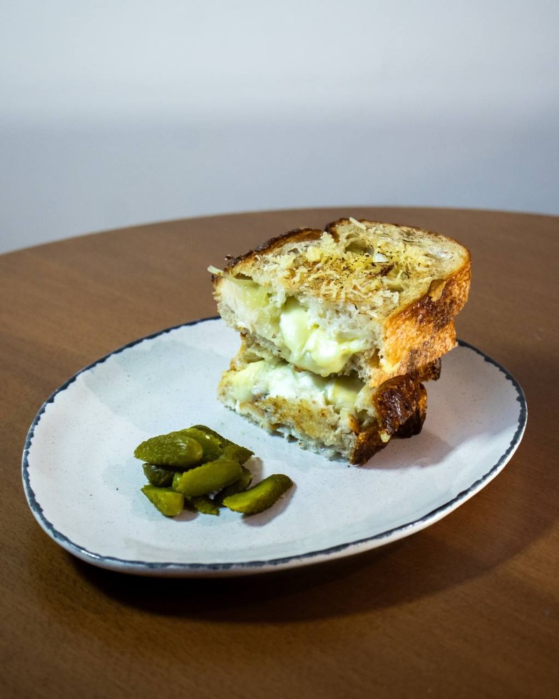 Мелт з куркою, сиром та цибулею дор блю 