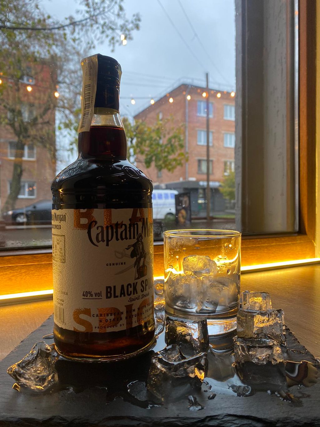 Ром Капітан Морган Bleck Spiced алк. нап. (50г) порц.