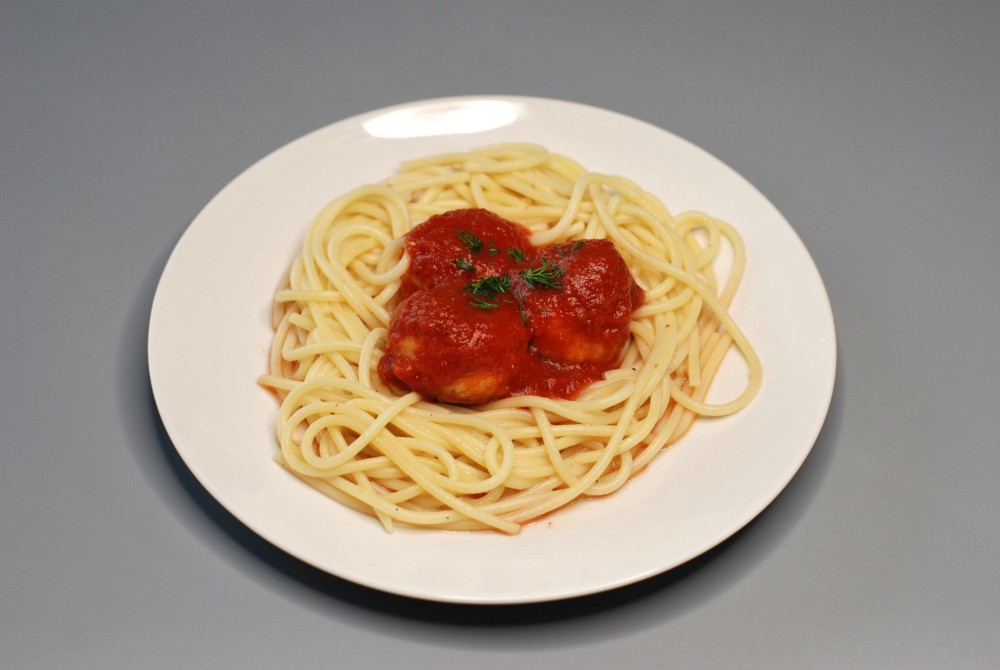 Паста з томатами і мітболами