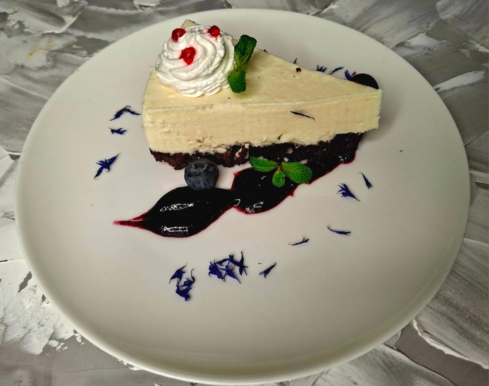 Чізкейк (полуничний , солона карамель ) на вибір