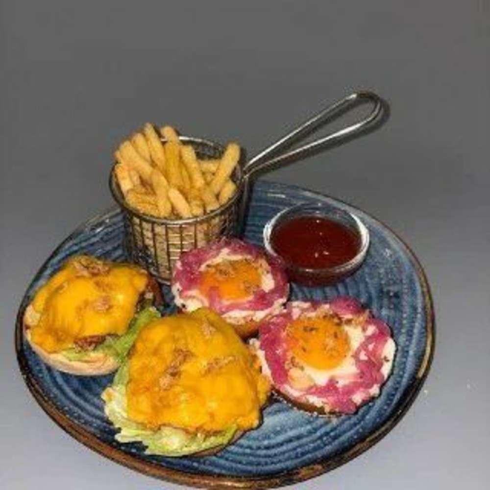 Бургер з телятиною, з беконом та яйцем